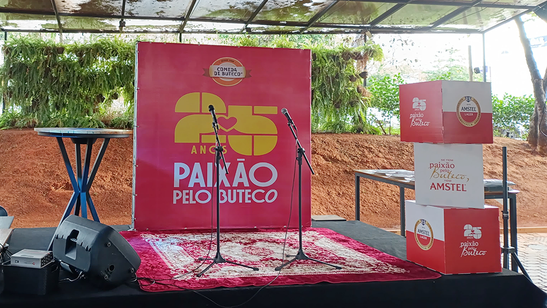 ngd-nucleo-grafico-empresa-backdrop-e-totens-cubo-1920x1080_0005_comida-di-buteco2025amstel-